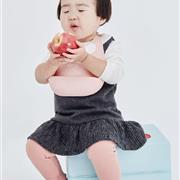 阿卡邦和小蛮联合定制围兜，让宝宝吃饭不愁