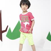 夏天什么颜色比较适合小男孩 男生T恤搭配设什么颜色裤子好看