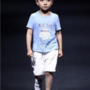 凭孩子的可爱 黑色外套也能穿的天真