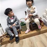 金色童年童装：姐姐,我们约不!