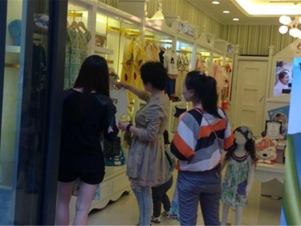 宝贝丫榜样童装店铺展示