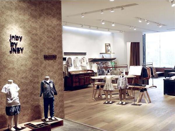 江南布衣童装店铺展示