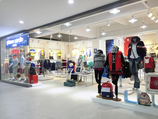 皮尔卡丹童装店铺展示