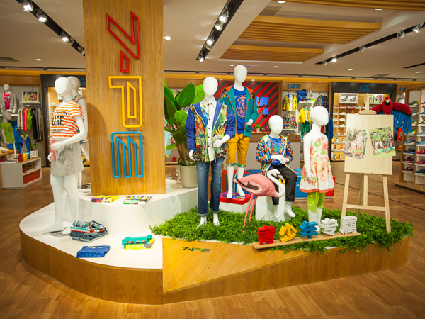 七波辉童装店铺展示