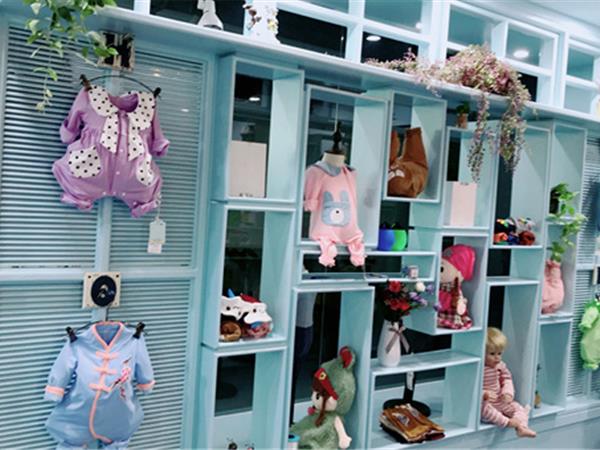 萌丫兔童装店铺展示