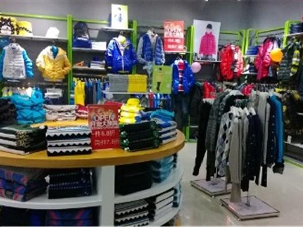 越位童装店铺展示