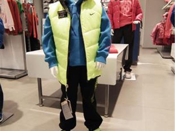 耐克童装店铺展示