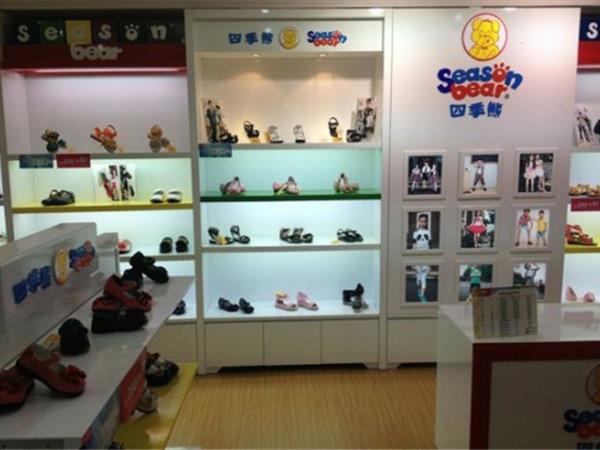 四季熊童鞋童装店铺展示