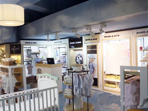 皮卡泡泡童装店铺展示