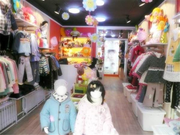 派哈多童装店铺展示