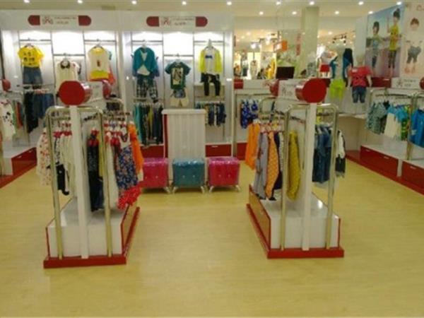 蚯蚓物童装店铺展示