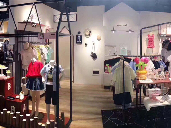 小猪乔至童装店铺展示