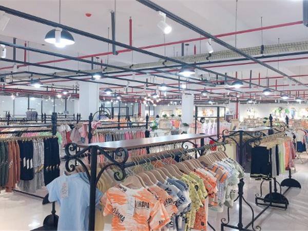 童童抢童装店铺展示