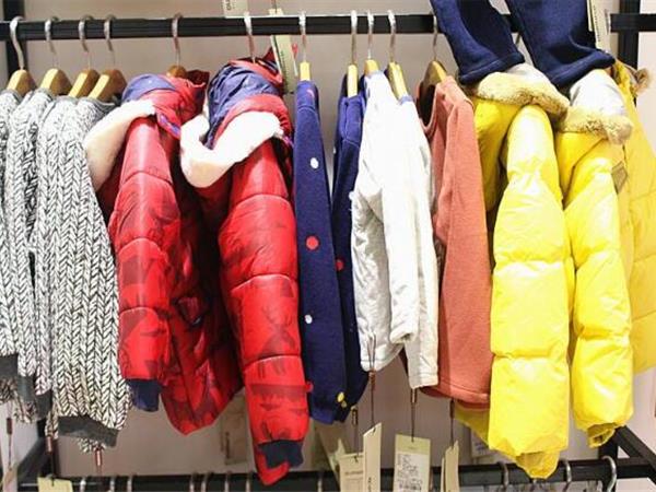 哎蔴蔴童装店铺展示
