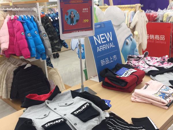 蓝精灵童装店铺展示