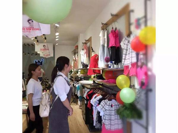 哈罗·俏童装店铺展示