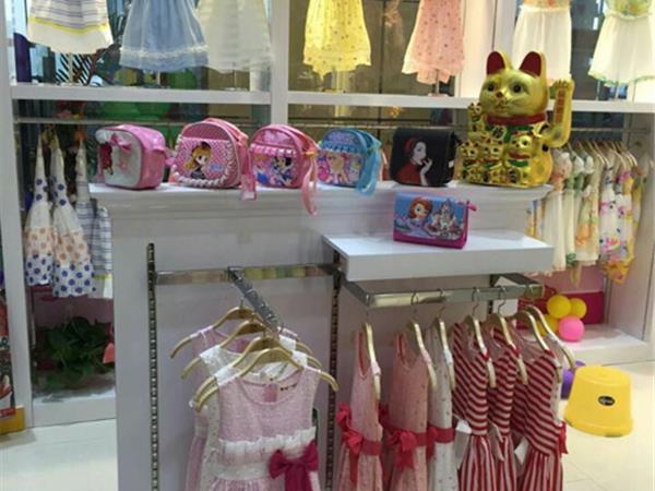 蜜比琪童装店铺展示