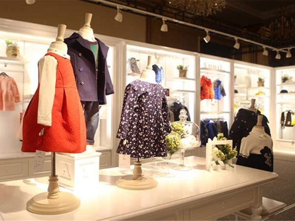 衣丫仔仔童装店铺展示