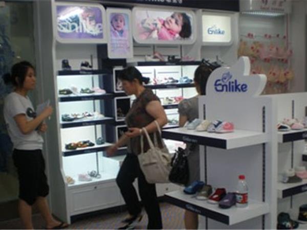恩里可童装店铺展示