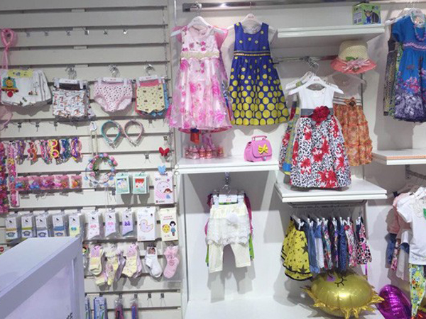 酷小孩童装店铺展示