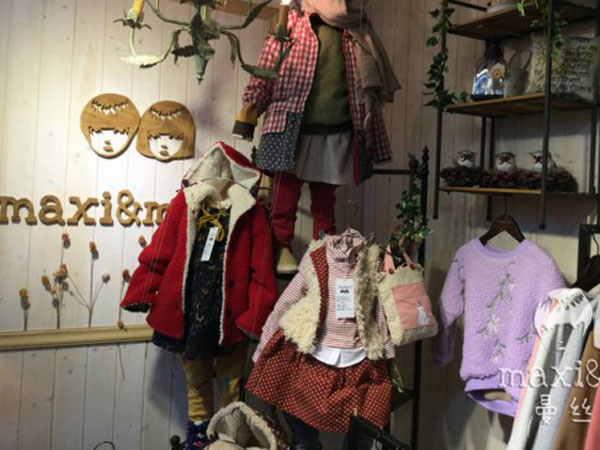 曼丝童装店铺展示