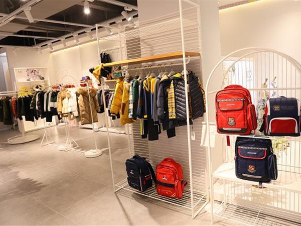 偲童童装店铺展示