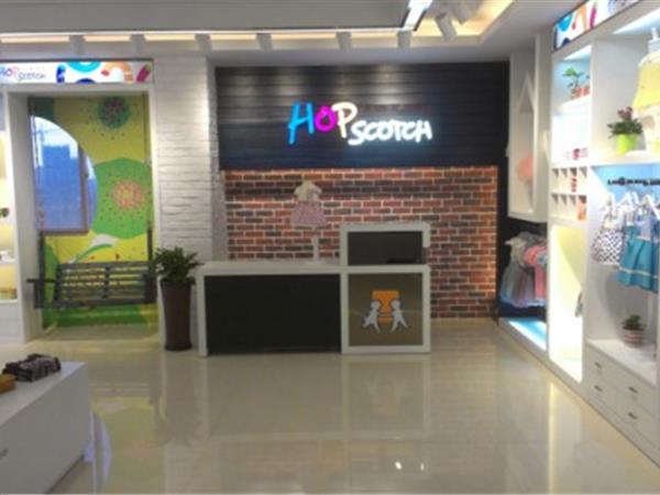 跳格子童装店铺展示
