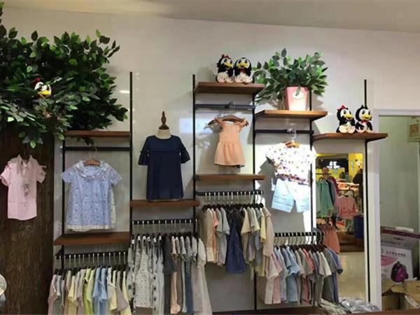 咪呢皮特童装店铺展示