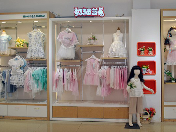 虹猫蓝兔童装店铺展示