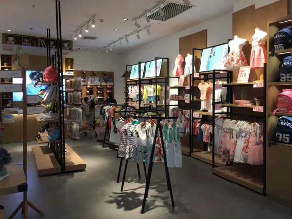 小猪班纳童装店铺展示