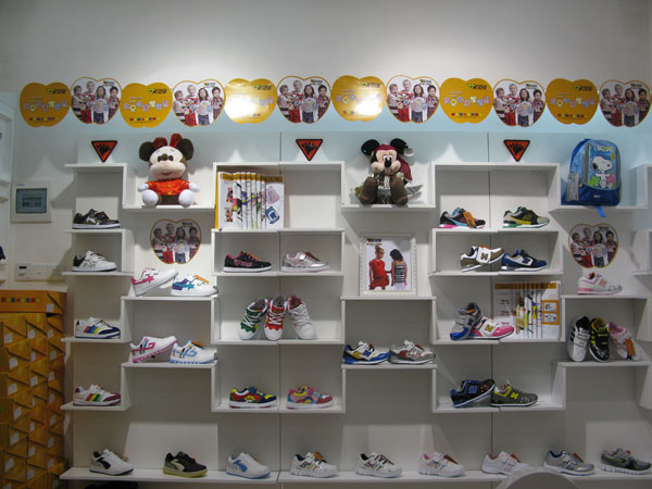 笨笨鼠童装店铺展示