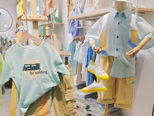 小嗨皮童装店铺展示