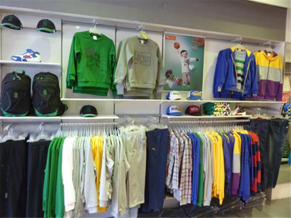 安踏童装店铺展示