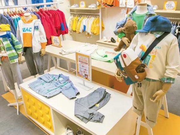 达巴童装店铺展示