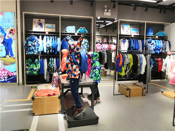 探路者童装店铺展示