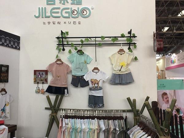 吉乐蝈童装店铺展示