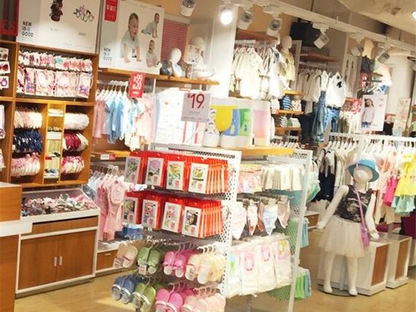 七彩摇篮童装店铺展示