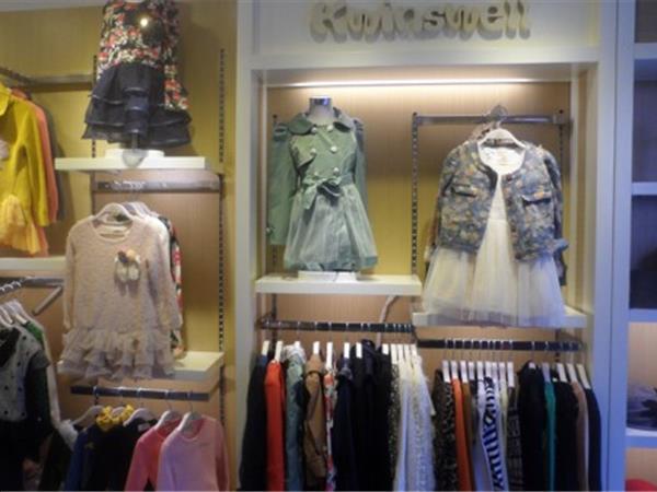 俄梅戛童装店铺展示