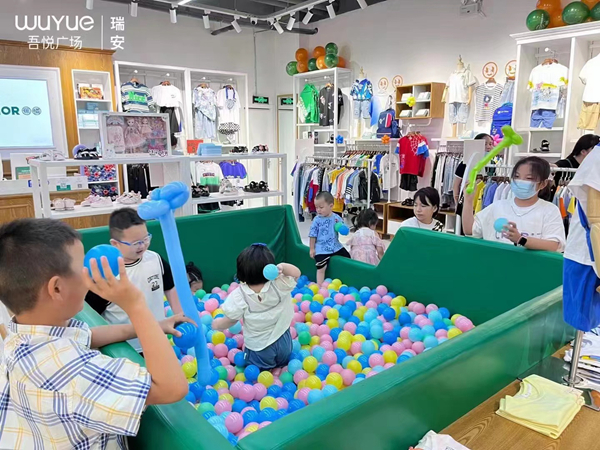 焦橘童装店铺展示