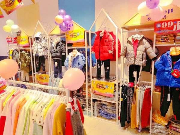 快乐精灵童装店铺展示
