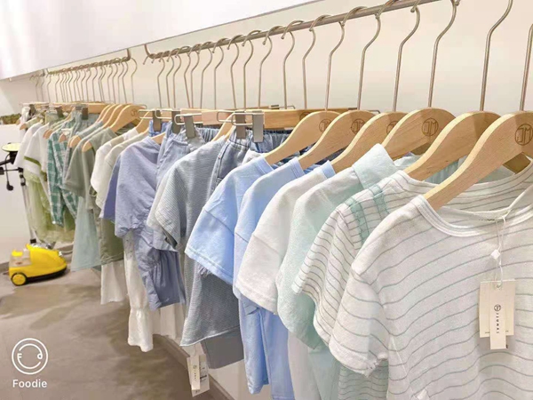 昕季雨童装店铺展示