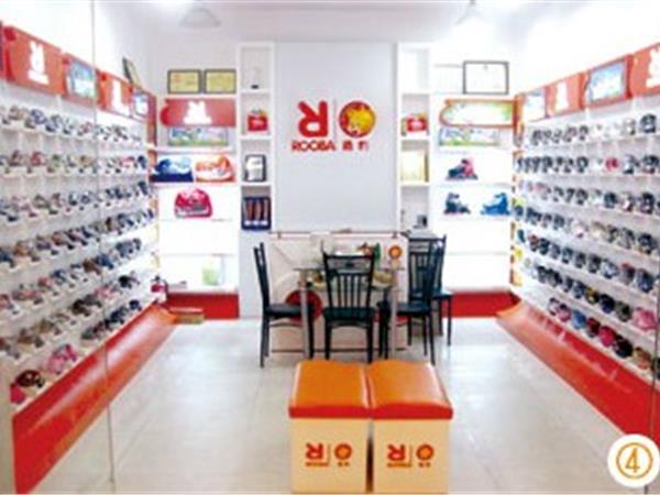 路豹童装店铺展示