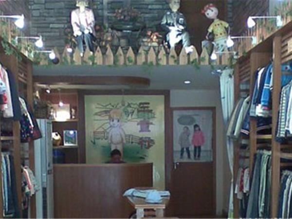 三童行童装店铺展示