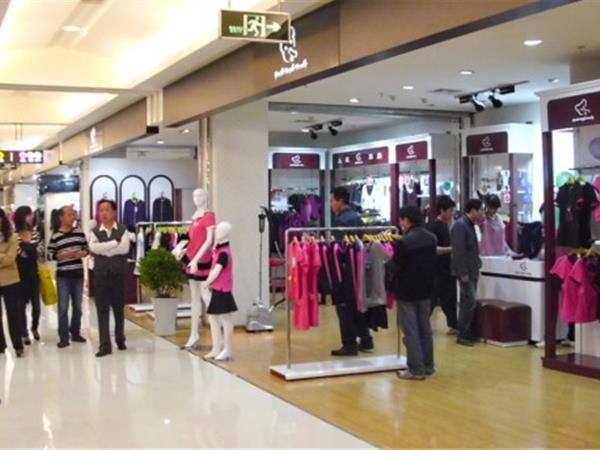 上流家族亲子装童装店铺展示