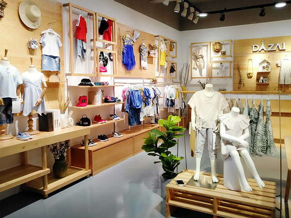 棣仔童装店铺展示