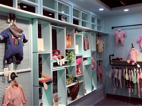 萌丫兔童装店铺展示