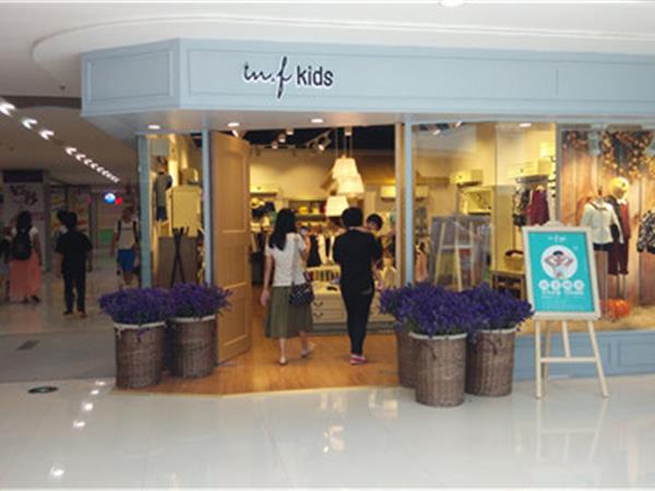 因否童装店铺展示