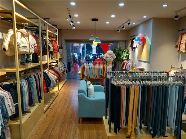 囧小孩童装店铺展示