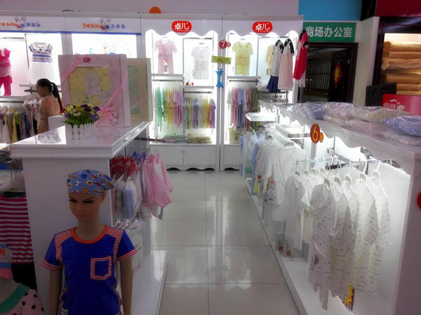 卓儿童装店铺展示