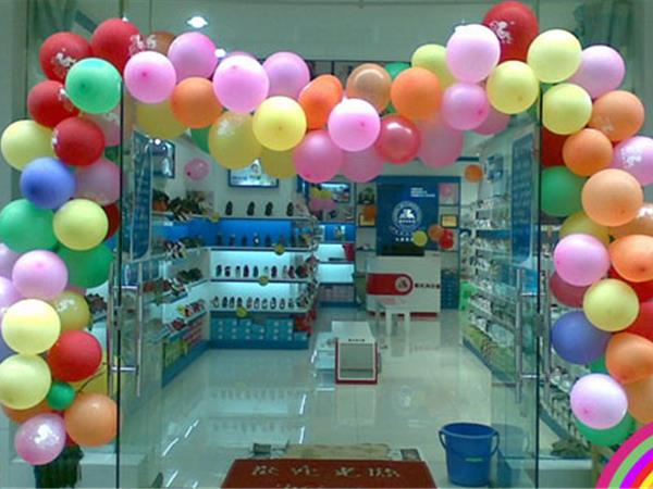 法国背靠背童装店铺展示